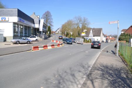 Verkehrsversuch im Bürener Stadtteil Steinhausen: Auf Probe wurde die Einmündung der Eringfelder Straße in die Bürener bzw. Geseker Straße im Frühjahr 2017 verengt. (Foto: Kreisstraßenbauamt, Michael Rüngeler)